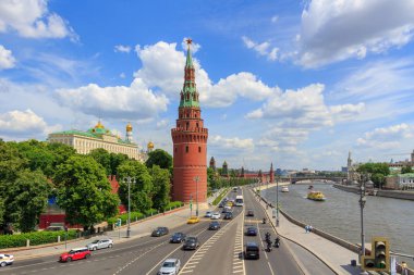 Moskova, Rusya - 03 Haziran 2018: Görünümü Moskova Kremlin ve Karbysheva çıkabilir Moskova Nehri'ne güneşli yaz gün