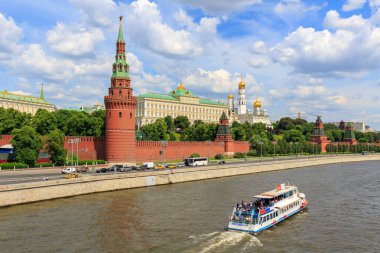 Moskova, Rusya - 03 Haziran 2018: Moskova Kremlin bir arka plan üzerinde Moskova Nehri üzerinde güneşli yaz günü içinde yüzen zevk tekne