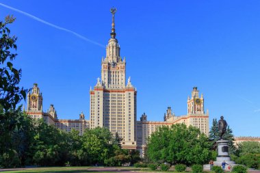 Moskova, Rusya - 02 Haziran 2018: Bina, Moskova Devlet Üniversitesi (MSÜ) karşı Lomonosov güneşli yaz akşamları için anıt