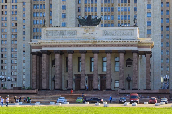 Moskova, Rusya - 02 Haziran 2018: Ana giriş binası Lomonosov Moskova Devlet Üniversitesi (MSÜ)