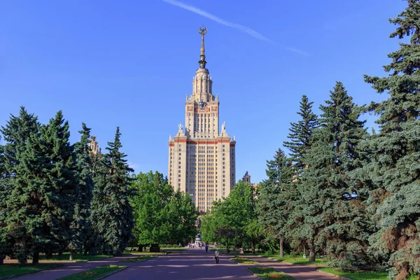 Moskova, Rusya - 02 Haziran 2018: Lomonosov Moskova Devlet Üniversitesi (MSÜ) yakın park güneşli yaz akşamları görünümünü
