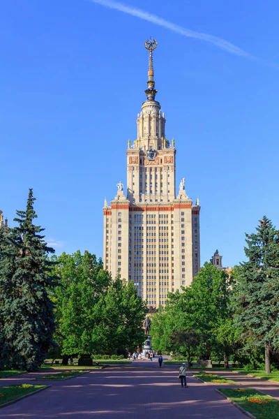 Moskova, Rusya - 02 Haziran 2018: Bina, Moskova Devlet Üniversitesi (MSÜ) mavi gökyüzü ve yeşil ağaçlar arka plan güneşli yaz akşamları