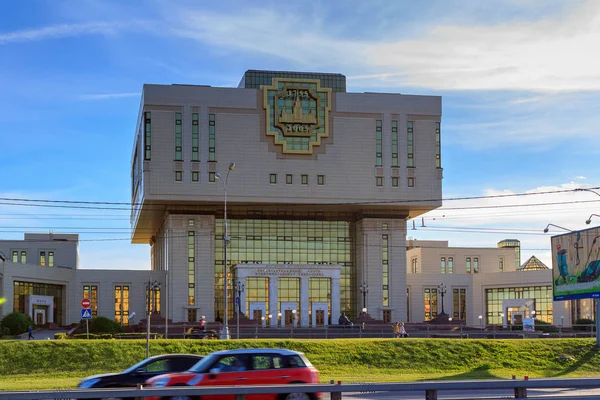 Moskova, Rusya - 02 Haziran 2018: Temel bina kütüphanesini kullanacak şekilde Lomonosov Moskova Devlet Üniversitesi (MSÜ) mavi gökyüzü güneşli yaz akşamları