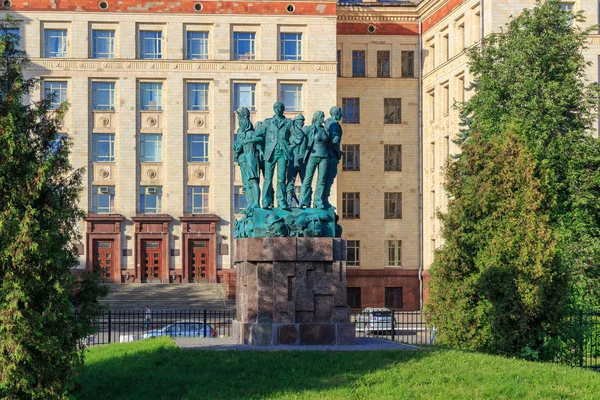 Moskova, Rusya - 02 Haziran 2018: Öğrenci anıt inşaat takımlara karşı bina Lomonosov Moskova Devlet Üniversitesi (MSÜ) Fizik Fakültesi