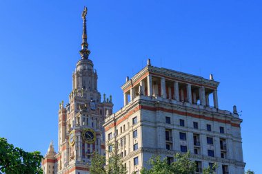 Lomonosov Moskova Devlet Üniversitesi 'nin (MSU) güneşli yaz akşamlarında mavi gökyüzü arkaplanı üzerine kuleleri