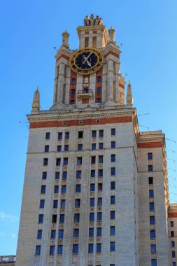 Mavi gökyüzü güneşli yaz akşamları karşı saatli kule Lomonosov Moskova Devlet Üniversitesi (MSÜ)