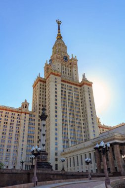 Bina Lomonosov Moskova Devlet Üniversitesi (MSÜ) girişine yukarıda yaz akşamları kule