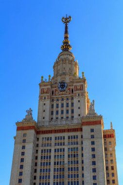 SSCB ve mavi gökyüzü karşı spire Star'da Ulusal amblemi ile kule Lomonosov Moskova Devlet Üniversitesi (MSÜ)