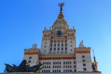 Yukarıda giriş için ana bina Lomonosov Moskova Devlet Üniversitesi (MSÜ) mavi gökyüzü arka plan üzerinde kule