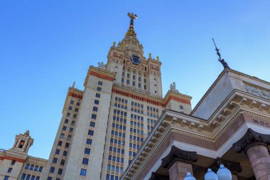 Ana binada Lomonosov Moskova Devlet Üniversitesi (MSÜ) mavi gökyüzü güneşli yaz akşam Kulesi