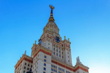 Lomonosov Moskova Devlet Üniversitesi (MSÜ) kule mavi gökyüzü arka plan güneşli yaz akşamları