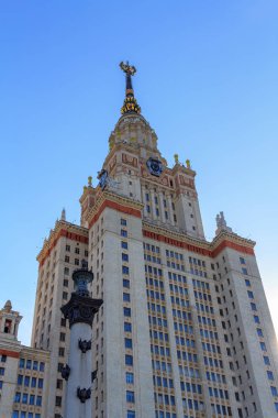 Lomonosov Moskova Devlet Üniversitesi (MSÜ) kule mavi gökyüzü arka plan güneşli yaz akşamları