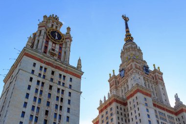 Mavi gökyüzü güneşli yaz akşamları Lomonosov Moskova Devlet Üniversitesi (MSÜ)