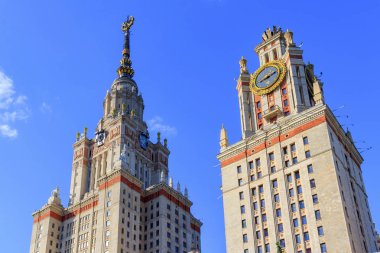 Lomonosov Moskova Devlet Üniversitesi (MSÜ) kule mavi gökyüzü arka plan üzerinde