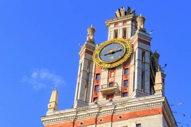 Mavi gökyüzü güneşli yaz akşamları Lomonosov Moskova Devlet Üniversitesi (MSÜ) termometre ile kule