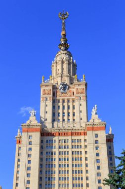 Kule Lomonosov Moskova Devlet Üniversitesi (MSÜ) mavi gökyüzü arka plan üzerinde güneşli yaz akşamları