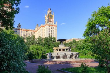 Doğu Çeşme Lomonosov Moskova Devlet Üniversitesi (MSÜ) binaların güneşli yaz akşamları karşı parkta