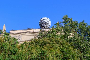 Bina Lomonosov Moskova Devlet Üniversitesi (MSÜ) çatısında parabolik anten fakülte mavi gökyüzü güneşli yaz akşamları fizik.