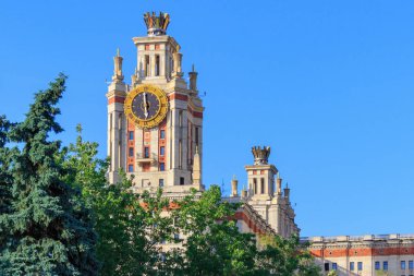 Lomonosov Moskova Devlet Üniversitesi (MSÜ) saatiyle karşı yeşil ağaçlar güneşli yaz akşamları kule.