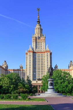 Moskova Devlet Üniversitesi (MSÜ) Lomonosov anıt karşı görünümünü güneşli yaz akşamları