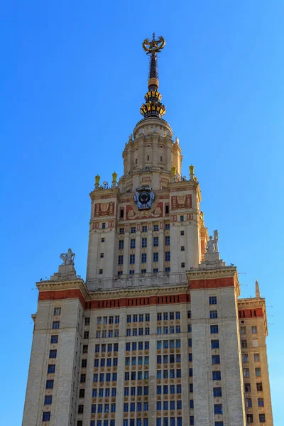 SSCB ve mavi gökyüzü karşı spire Star'da Ulusal amblemi ile kule Lomonosov Moskova Devlet Üniversitesi (MSÜ)