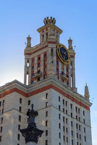 Lomonosov Moskova Devlet Üniversitesi (MSÜ) termometre ile güneşli yaz akşamında bir mavi gökyüzü arka plan üzerinde kule