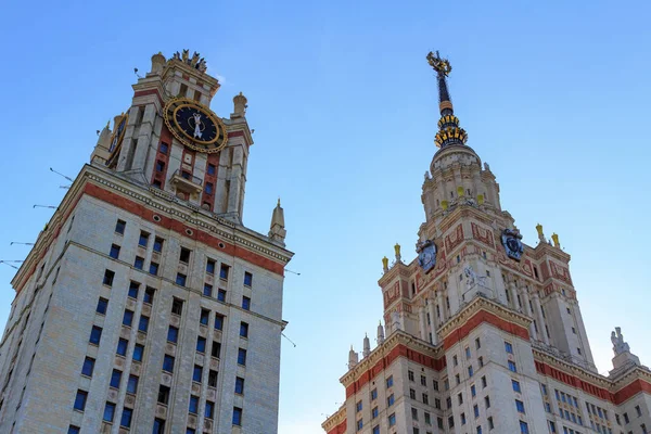 Mavi gökyüzü güneşli yaz akşamları Lomonosov Moskova Devlet Üniversitesi (MSÜ)