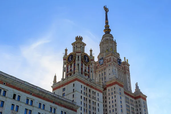 Lomonosov Moskova Devlet Üniversitesi (MSÜ) kule mavi gökyüzü arka plan üzerinde