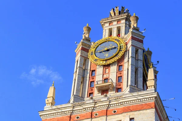 Mavi gökyüzü güneşli yaz akşamları Lomonosov Moskova Devlet Üniversitesi (MSÜ) termometre ile kule