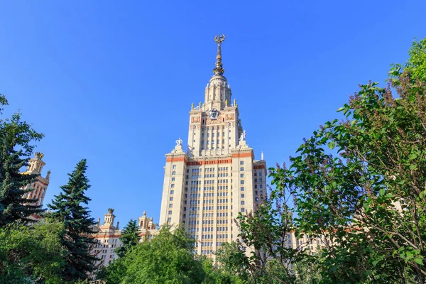 Moskova Devlet Üniversitesi (MSÜ) yeşil ağaçlar arka plan üzerinde güneşli yaz akşamları