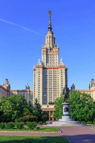 Moskova Devlet Üniversitesi (MSÜ) Lomonosov anıt karşı görünümünü güneşli yaz akşamları