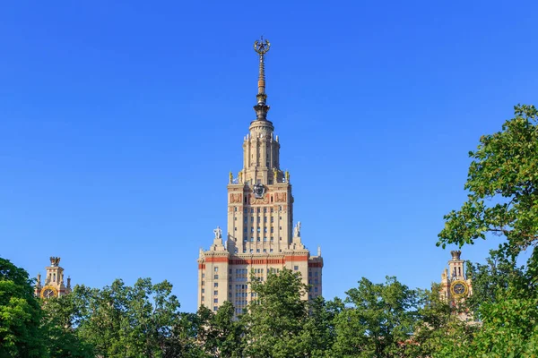 Moskova Devlet Üniversitesi (MSÜ) mavi gökyüzü arka plan güneşli yaz akşamları