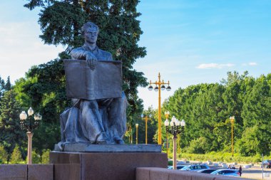Moskova, Rusya - 02 Haziran 2018: Öğrenci mavi gökyüzü arka plan üzerinde Lomonosov Moskova Devlet Üniversitesi (MSÜ) binanın girişine yakın bir kitapla anıt