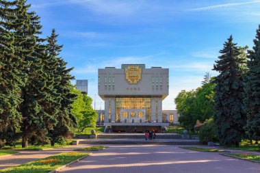 Moskova, Rusya - 02 Haziran 2018: Temel Kütüphane Lomonosov Moskova Devlet Üniversitesi (MSÜ) mavi gökyüzü arka plan güneşli yaz akşamları