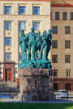 Moskova, Rusya - 02 Haziran 2018: Öğrenci İnşaat ekipleri Lomonosov Moskova Devlet Üniversitesi (MSÜ için fizik öğretim yakınındaki adanmış anıt)