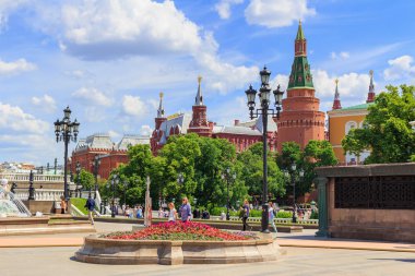 Moskova, Rusya - 03 Haziran 2018: Yürüyen turist Manezhnaya Meydanı Moskova Kremlin bir arka planda bir güneşli yaz sabahı