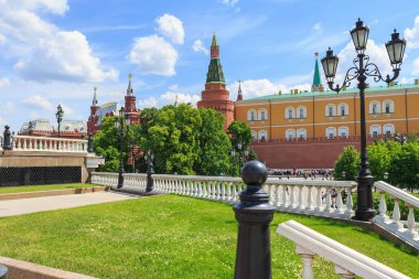 Moskova, Rusya - 03 Haziran 2018: Görünüm, Moskova Kremlin Manezhnaya Meydanı güneşli yaz sabahı '