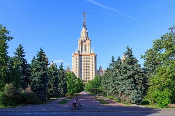 Moskova, Rusya - 02 Haziran 2018: Bina Moskova Devlet Üniversitesi (MSÜ) güneşli yaz akşamları yakın park görünümünü