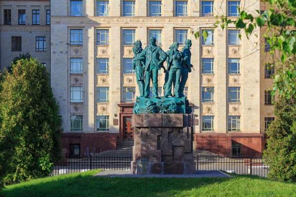 Moskova, Rusya - 02 Haziran 2018: Öğrenci İnşaat ekipleri Lomonosov Moskova Devlet Üniversitesi (MSÜ için fizik öğretim yakınındaki adanmış anıt)