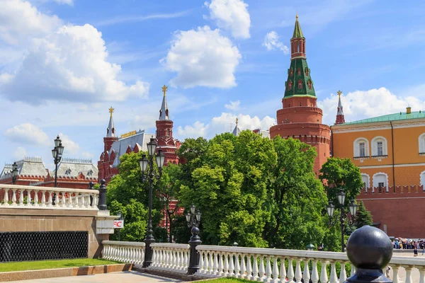 Moskova, Rusya - 03 Haziran 2018: Moskova Kremlin binalar ve devlet Tarih Müzesi mavi gökyüzü karşı. Manezhnaya Meydanı'na görünümü