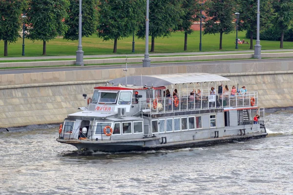 Moskova, Rusya - 19 Haziran 2018: bulutlu yaz akşamı Moskova Nehri'ne çıkabilir bir arka plan üzerinde yüzen zevk tekne