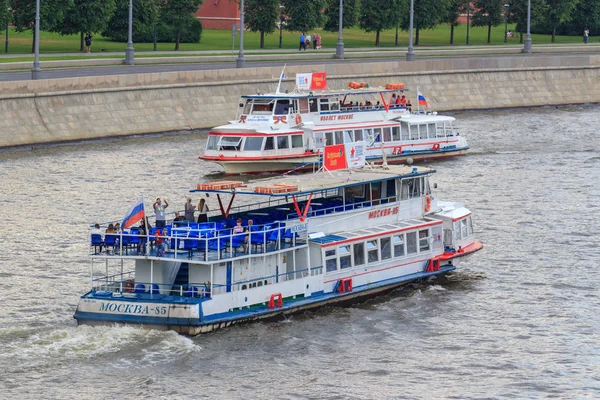 Moskova, Rusya - 19 Haziran 2018: Zevk tekneler Karbysheva setin karşı Moskova Nehri üzerinde bir bulutlu yaz akşamı yüzen turist