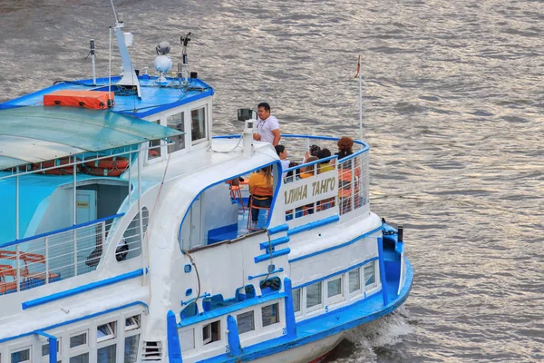 Moskova, Rusya - 19 Haziran 2018: Moskova Nehri üzerinde bir bulutlu yaz akşamı yüzen zevk tekne