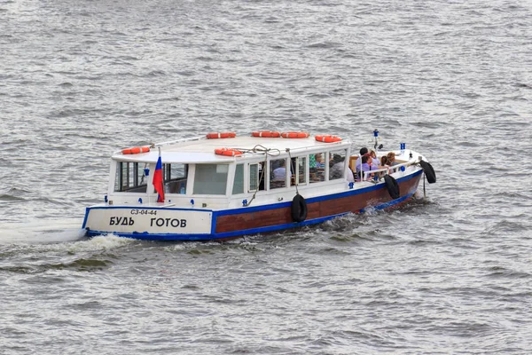 俄罗斯莫斯科 2018年6月19日 在多云的夏日傍晚 游客乘小船在莫斯科河上旅行 — 图库照片