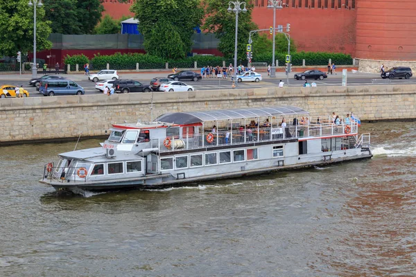 Moskova, Rusya - 19 Haziran 2018: Moskova Kremlin yakınındaki Moskova Nehri üzerinde bir bulutlu yaz akşamı yüzen zevk tekne