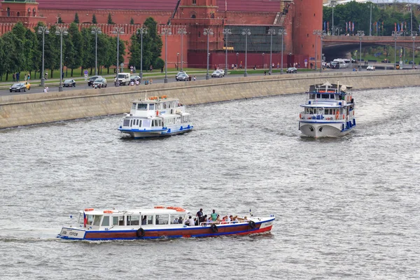 Moskova, Rusya - 19 Haziran 2018: Moskova Kremlin yakınındaki Moskova Nehri üzerinde bir bulutlu yaz akşamı yüzen zevk tekneler