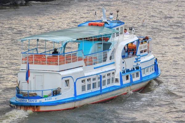 Moskova, Rusya - 19 Haziran 2018: Moskova Nehri bir bulutlu yaz akşamı yüzen zevk tekne