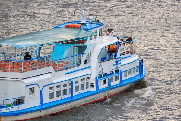 Μόσχα Ρωσία Ιουνίου 2018 Τουρίστες Ταξίδια Σκάφος Αναψυχής Στον Ποταμό — Φωτογραφία Αρχείου