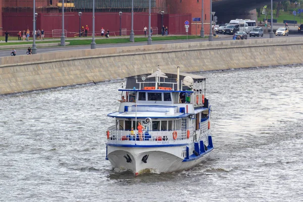 Moskova, Rusya - 19 Haziran 2018: bulutlu yaz akşamı Karbysheva setin karşı Moskova Nehri üzerinde yüzen zevk tekne