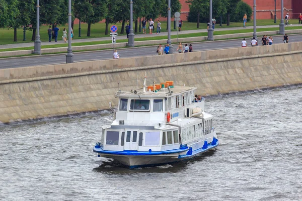 Moskva Ryssland Juni 2018 Fritidsbåt Flytande Mot Moskva Floden Vallen — Stockfoto